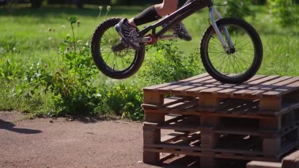Молодий Велосипедист Bmx Робить Стрибок Стрибаючи Дерев Яні Піддони — стокове відео