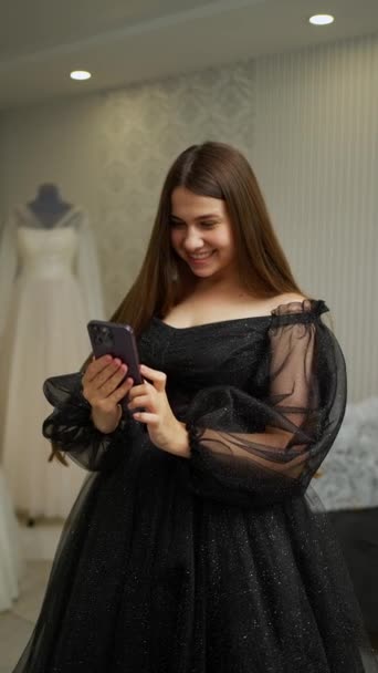 Une Jeune Femme Choisit Une Robe Soirée Noire Dans Salon — Video