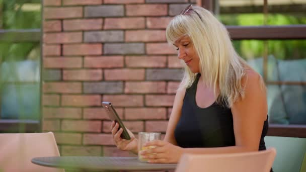 Молода Жінка Розмовляє Мобільному Телефоні Насолоджується Розмовою Посміхається Сидячи Відкритому — стокове відео