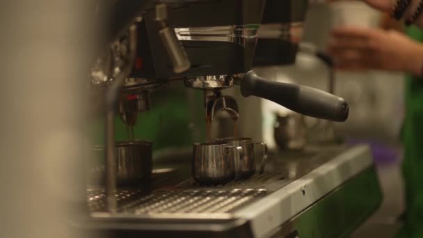 Máquina Café Enchendo Uma Xícara Com Fazendo Café Por Máquina — Vídeo de Stock