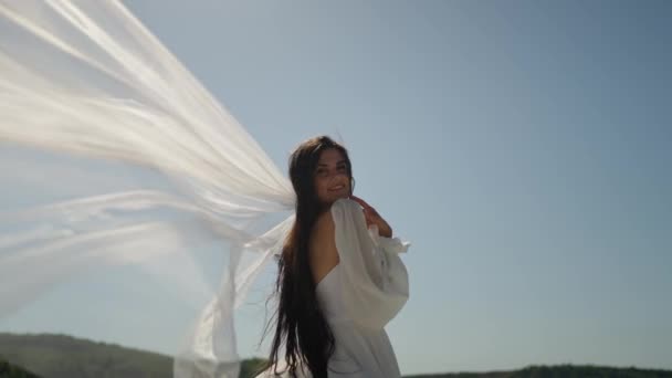 Привлекательная Молодая Невеста Длинными Волосами Свадебном Платье Стоящая Горе Пейзаже — стоковое видео