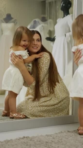 Een Moeder Haar Dochter Een Paskamer Een Winkelcentrum Een Meisje — Stockvideo