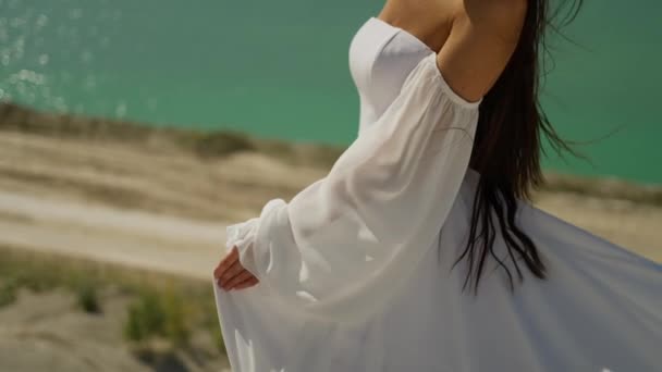 Linda Jovem Mulher Gentil Com Vestido Branco Praia — Vídeo de Stock