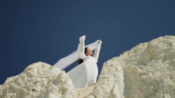 Невеста Стоит Скале Против Неба Длинном Белом Платье Белое Платье — стоковое видео