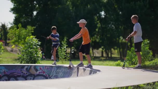 Kaykay Parkındaki Çocuklar Scooter Numaralar Yapar — Stok video