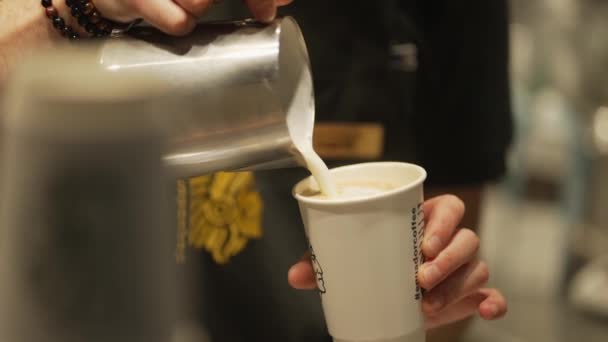 Barista Wlewa Mleko Kawy Przygotowując Papierowej Szklance Gorący Napój Kawa — Wideo stockowe