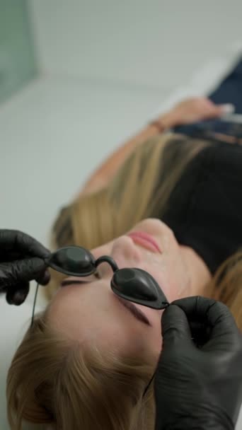 Bir Doktor Yüzüne Estetik Ameliyat Için Kadın Bir Hastaya Koruyucu — Stok video