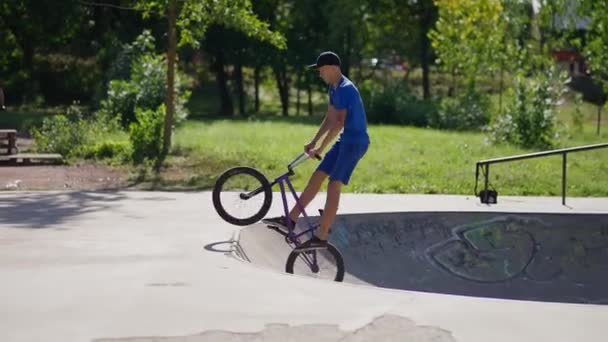 Adolescent Vélo Bmx Rebondissant Tournant Autour Son Axe Dans Les — Video