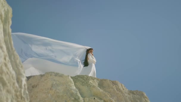 Panna Młoda Białej Sukience Welonie Lecąca Wietrze Przeciwko Błękitnemu Niebu — Wideo stockowe