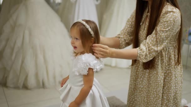 Een Jonge Moeder Kleedt Haar Dochtertje Een Feestelijke Jurk Doet — Stockvideo