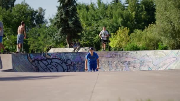Los Adolescentes Montan Una Bicicleta Bmx Rebotando Girando Eje Aire — Vídeos de Stock