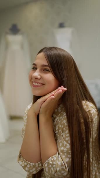 Genç Bir Kız Gelinlik Mağazasında Mankenlerin Arka Planına Karşı Gelinlik — Stok video