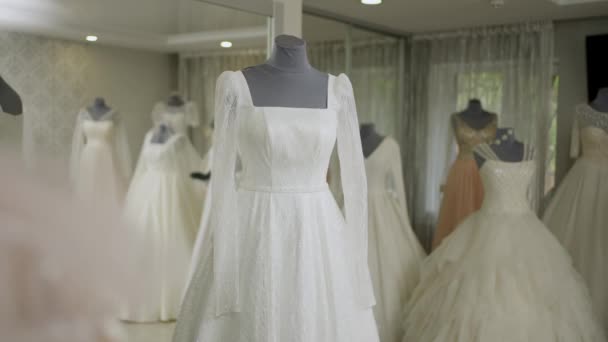 Schönes Hochzeitskleid Auf Schaufensterpuppen Hochzeitskleider Salon — Stockvideo