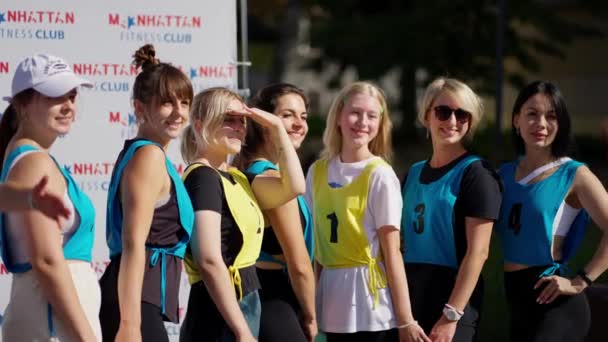 Mutlu Bayan Sporculardan Oluşan Bir Takım Ellerini Kaldırıp Gülümseyerek Bir — Stok video