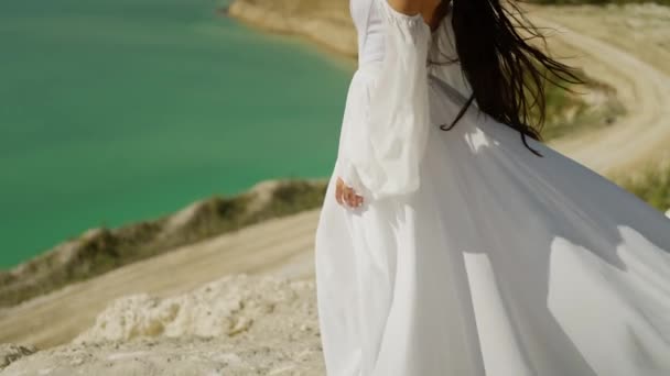 Uma Bela Noiva Jovem Vestido Branco Topo Uma Montanha Perto — Vídeo de Stock