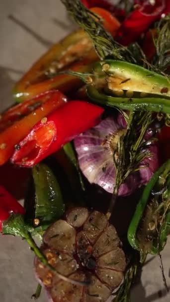 Primeros Planos Verduras Parrilla Con Especias — Vídeo de stock