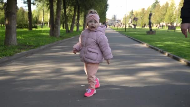 Gülümseyen Bir Kızın Portresi Sokakta Oynayan Mutlu Kız Bebek — Stok video