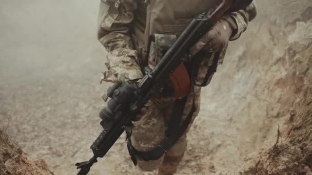 Een Man Een Militair Uniform Met Een Machinegeweer Zijn Handen — Stockvideo