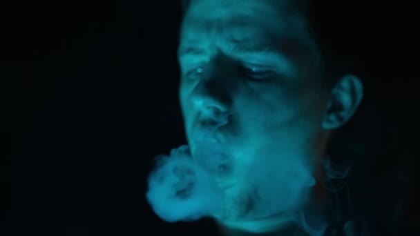 Hombre Fuma Una Cachimba Respira Hondo Libera Humo Boca Relajación — Vídeos de Stock