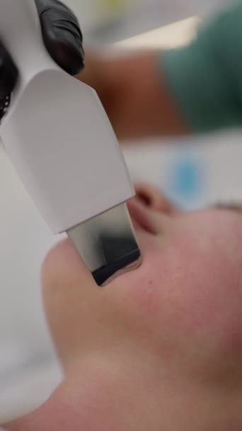 Kosmetik Pomocí Ultrazvukový Kožní Pračka Odstranění Nečistot Odumřelých Obličejových Kožních — Stock video