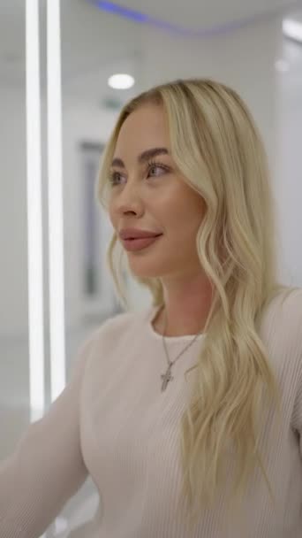Eine Schöne Gepflegte Blondine Mit Wimpernverlängerungen Blickt Die Kamera Aus — Stockvideo