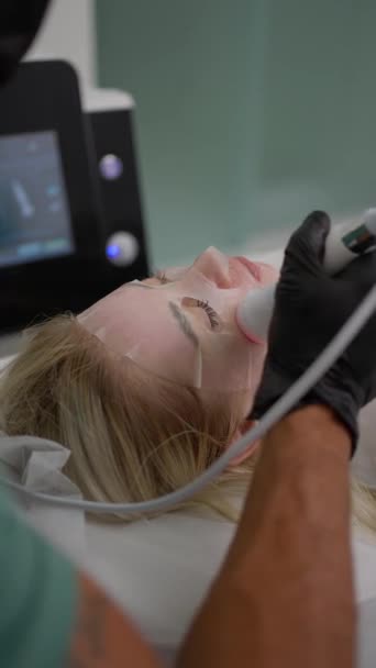 여성은 얼굴에 고강도 초음파 Hufu 치료를 받습니다 치료사는 초음파 장치를 — 비디오
