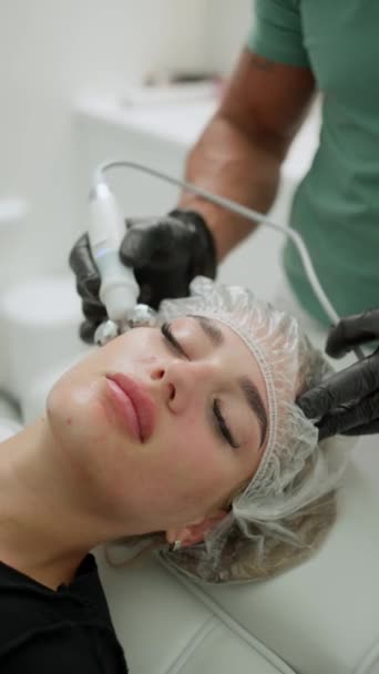 Estetisk Kosmetologi Ansiktslyft Experthjälp Kosmetologen Utför Vakuumlyft Massage För Att — Stockvideo