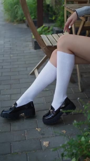 小女孩穿着性感的长袜和游手好闲的衣服 — 图库视频影像
