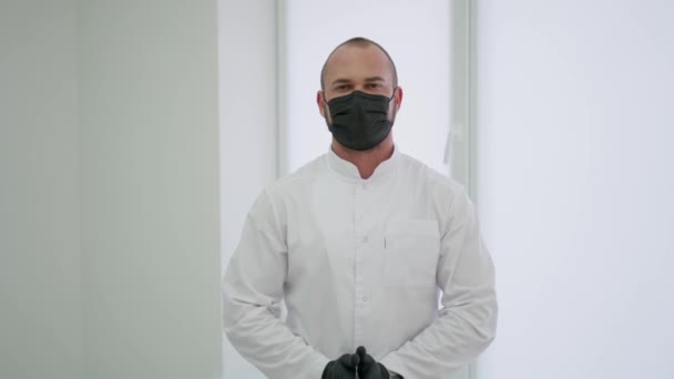 保護マスクの男性医師が患者情報を含むホログラムを開いて触れる — ストック動画