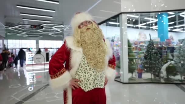 Santa Claus Con Una Larga Barba Encuentra Centro Comercial Saluda — Vídeos de Stock