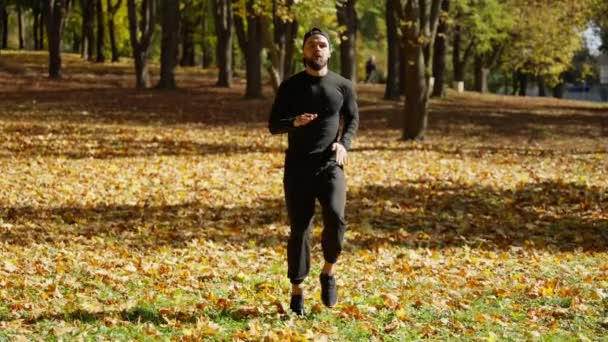 Salud Fitness Atleta Hombre Estiramiento Haciendo Deporte Entrenamiento Aire Libre — Vídeos de Stock