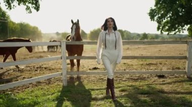 Genç kızlar çiftlikte ata binmeyi severler.