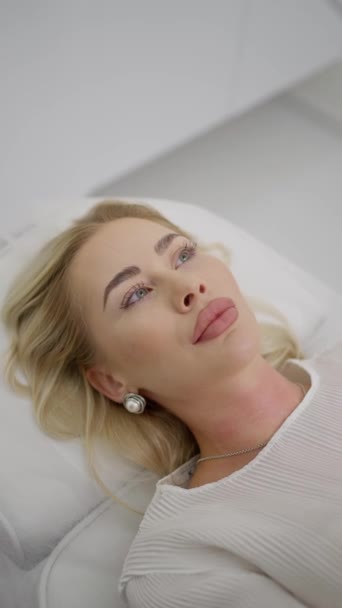 Una Mujer Acuesta Sofá Médico Después Inyección Botox Aumento Labios — Vídeos de Stock