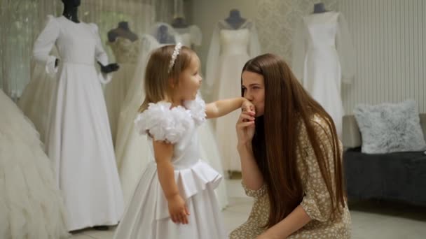 Joyeux Jeune Mère Petite Fille Bébé Essayant Des Robes Blanches — Video