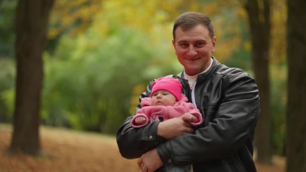 Щасливий Усміхнений Тато Дивиться Новонароджену Дитину Дитина Руках Батька Відкритому — стокове відео