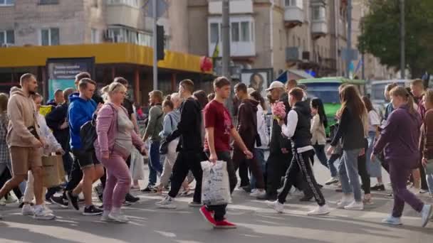 Толпа Людей Переходит Дорогу Городе Зеленом Светофоре — стоковое видео