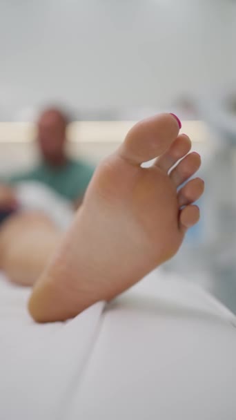 Лечение Пациента Клинике Крупным Планом Стопы Пациент Лежит Диване Больнице — стоковое видео