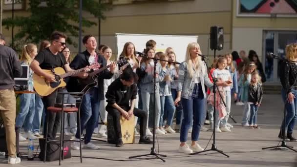 Jovens Cantam Microfone Tocam Guitarra Frente Público Pequeno Concerto Entretendo — Vídeo de Stock