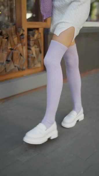 Modaya Uygun Kıyafetleri Beyaz Çorapları Olan Bir Kız Sokakta Yürüyor — Stok video