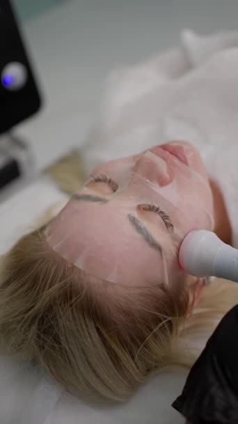 美容美发 美容美发都是手术的关键 妇女在美容院接受液化石油气按摩 — 图库视频影像