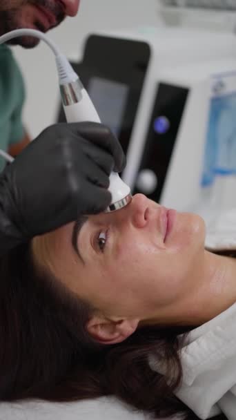 美容师利用现代设备进行面部更新手术 — 图库视频影像