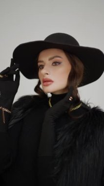Moda gösterisi için başlık gösteren bir model.