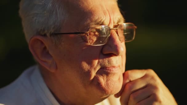 Κοντινό Πλάνο Του Θλιμμένου Γέρου Συνταξιούχου Γκριζομάλλη Παππού Που Κάθεται — Αρχείο Βίντεο