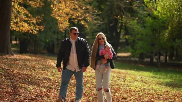 一家带着一个小儿子和一个刚出生的小女儿在公园里散步 — 图库视频影像