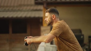 Erkek fotoğrafçı gün batımında doğada. Kafkasyalı genç bir adam kamerayla doğanın fotoğraflarını çekiyor. Bir seyahat blogcusu resim çeker.