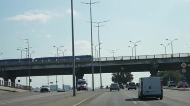 Yoğun araba ve tren trafiği. Yol. Otoban kavşağı