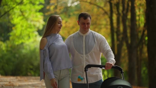 Una Familia Tres Personas Está Caminando Con Carro Bebé Besándose — Vídeo de stock