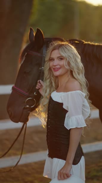 Μια Όμορφη Νεαρή Γυναίκα Σγουρά Μαλλιά Κρατά Ένα Καφέ Άλογο — Αρχείο Βίντεο