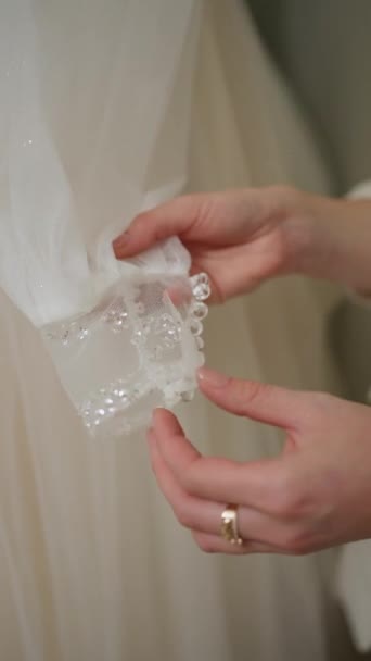 Жіночі Руки Фіксують Сітку Весільній Сукні — стокове відео
