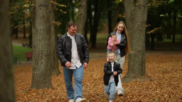 Szczęśliwa Młoda Rodzina Ciesząca Się Spacerem Lesie Swoimi Małymi Dziećmi — Wideo stockowe
